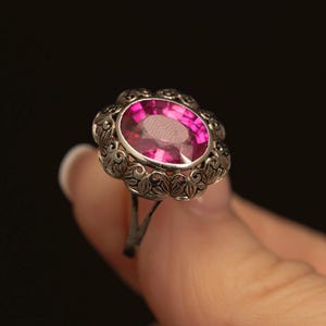 Vintage 18k White Gold Ruby Ring · Art Deco Floral Filigree · Size 8