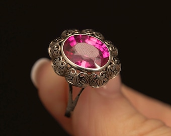 Vintage 18k White Gold Ruby Ring · Art Deco Floral Filigree · Size 8