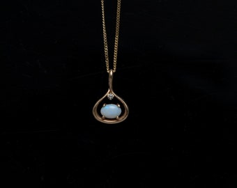 10K Gold Teardrop Opal Anhänger mit Diamant Akzent - Elegant und Zeitlos