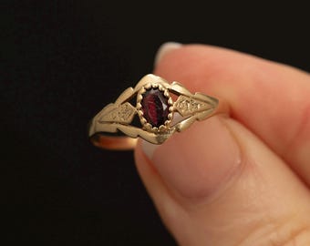 Vintage 9ct Gold Garnet Ring · Marquise Solitaire Band