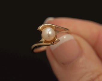 Vintage 10k Gold Cultured Pearl Ring · Modernist Pearl Solitaire · Size 6