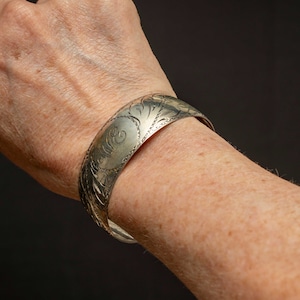 Silberarmband mit geätzten Blumenranken und W.E. Initialen in der Mitte eingraviert
