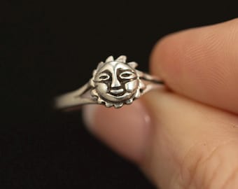 Sterling Silver Sun Face Ring · Celestial Motif · Vintage Minimalist Band