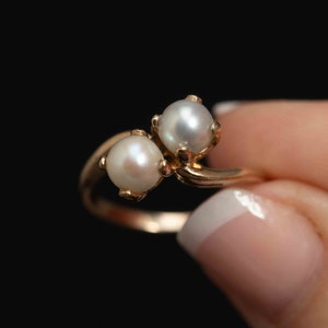 Vintage Cultured Pearl Bypass Ring - 10k Yellow Gold Toi et Moi Pearls