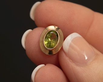Vintage 10K Gold Peridot Ohrstecker • Lünette Set Grüne Edelstein Ohrstecker • Minimalist • Feiner Schmuck