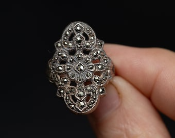 Vintage Silver Ring with Marcasite in a  Filigree an Art Deco Design