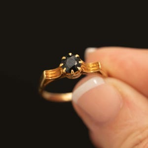Vintage Sapphire Solitaire Ring · 18K Gold · Size 7.75