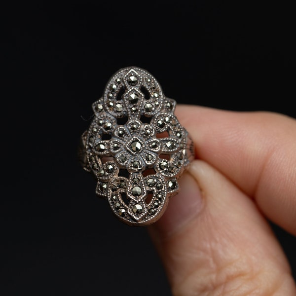 Vintage Silver Ring with Marcasite in a  Filigree an Art Deco Design