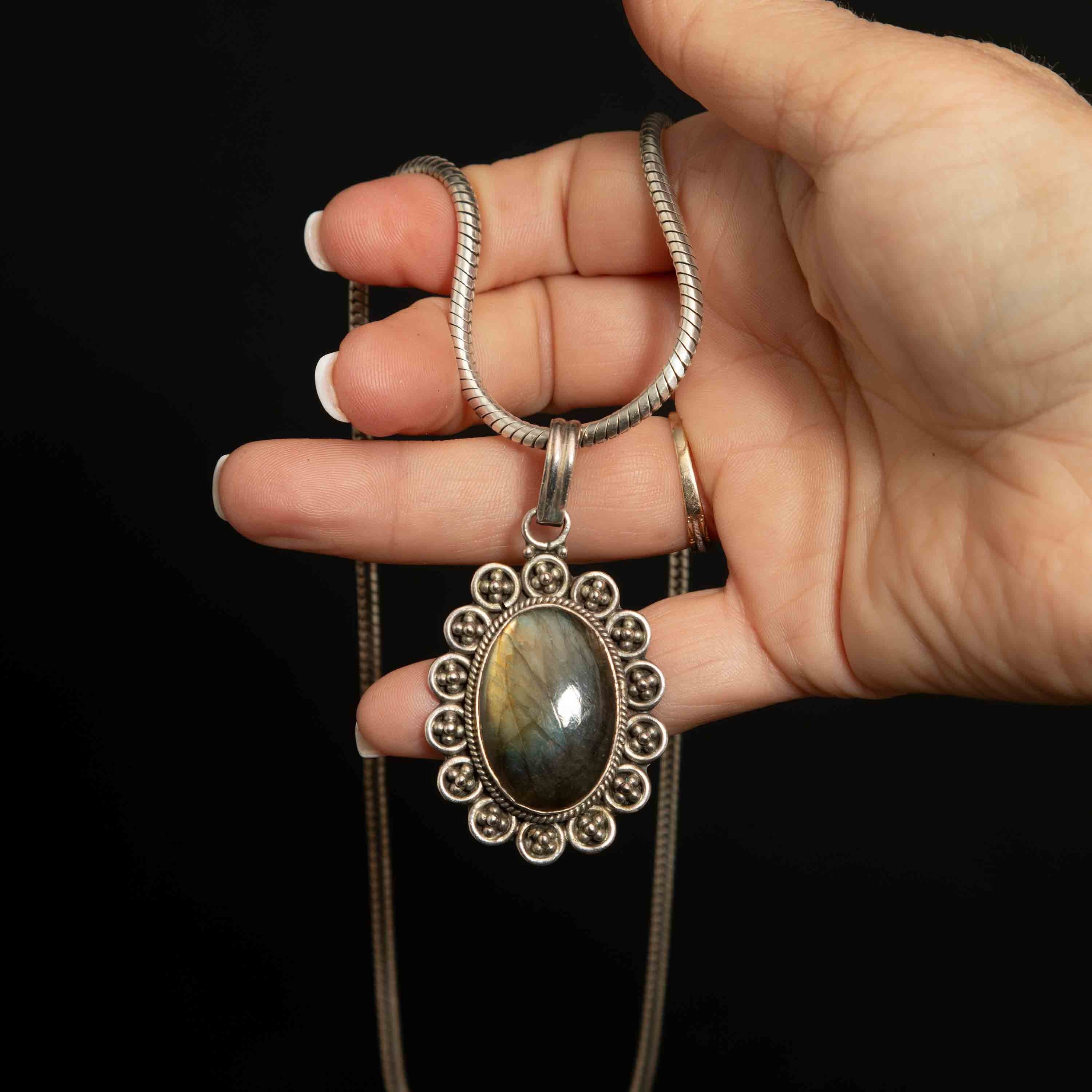 Großer ovaler Labradorit Anhänger mit ausgebogten Blumenmuster in Sterling Silber