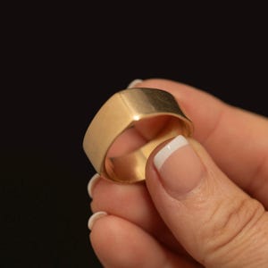 Vintage-Ring aus 10-karätigem Gold mit breitem Band · Quadratischer Siegelring · 10,8 g · Größe 12,25