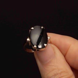 Victorian 10k Gold Onyx Ring – Large Oval Stone with Art Deco Architectural Shoulders – Size 6