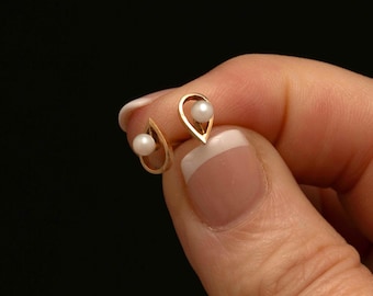 Vintage 10k Gold Teardrop Stud Earrings with Seed Pearl