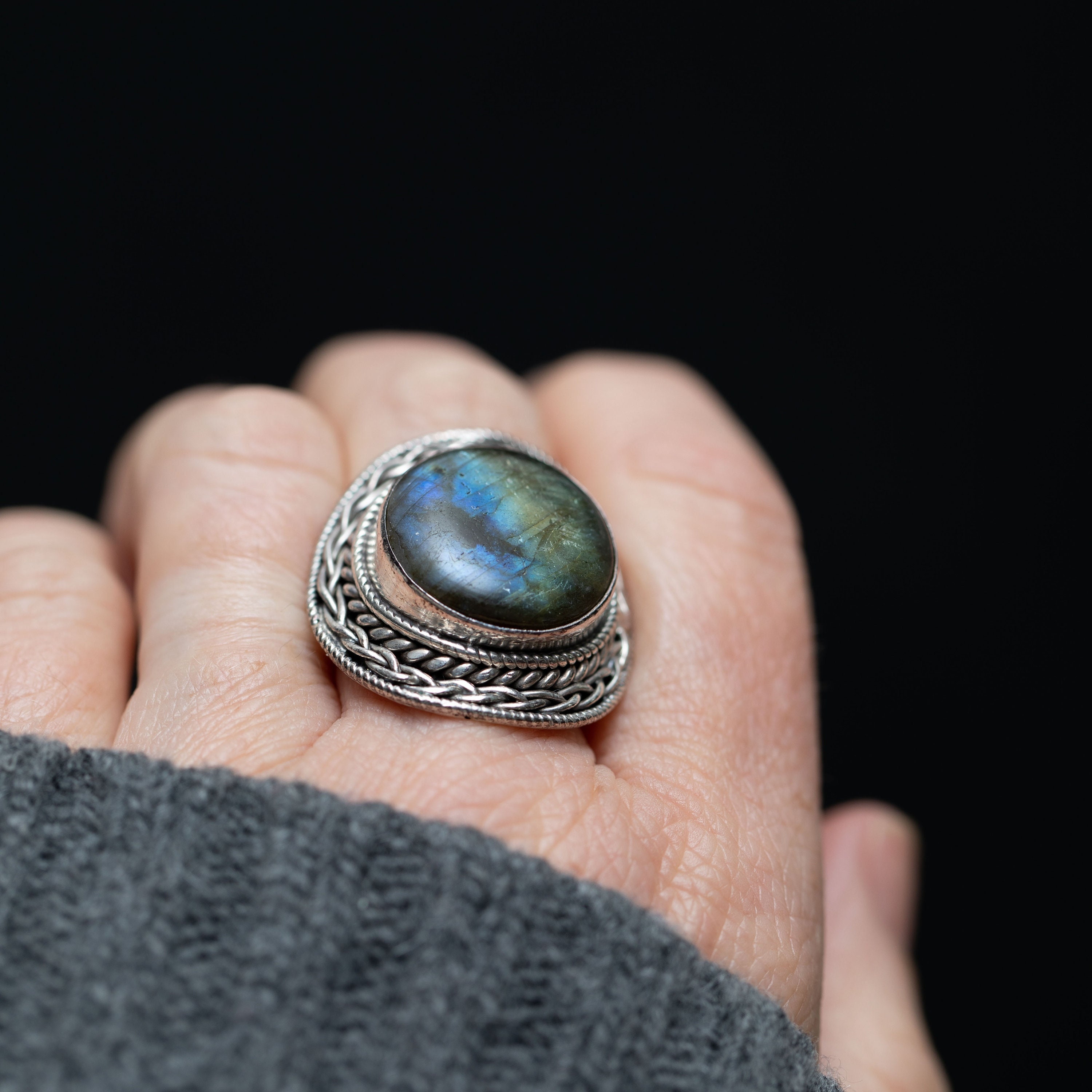Anello traforato in argento con incastonata una splendida labradorite
