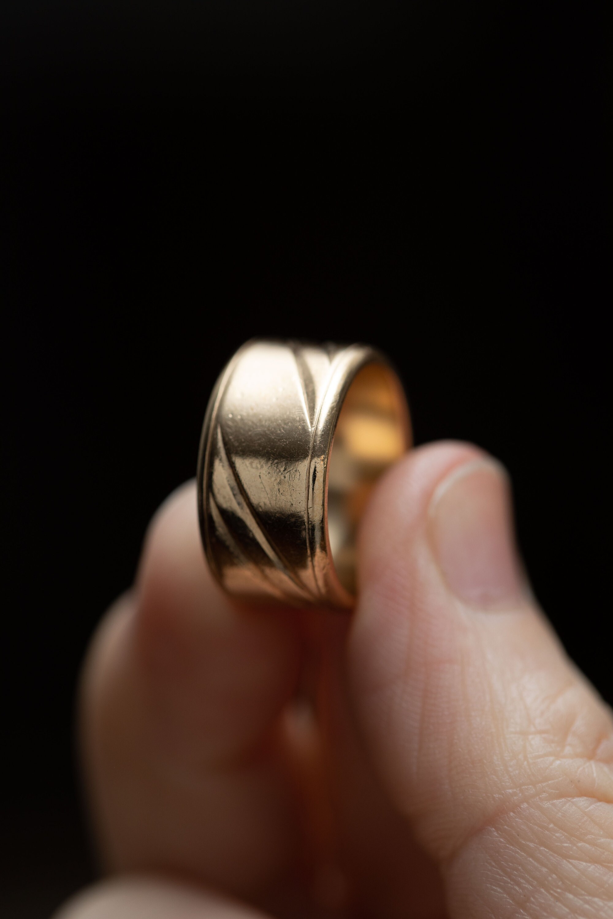 10k Gold Siffari Wedding Band With Etched Swirl Lines on the Ring