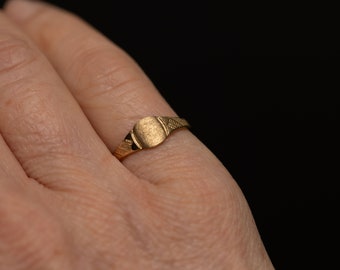 Delicate 10K Gold Etched Signet Ring with Crosshatched Shoulder Designs - Size 4.75