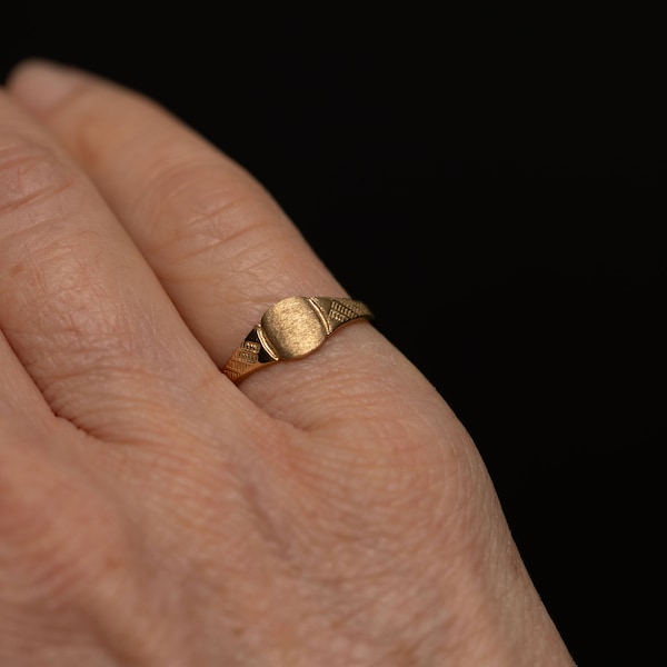 Delicate 10K Gold Etched Signet Ring with Crosshatched Shoulder Designs - Size 4.75