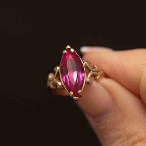 Anillo vintage de oro de 14 k con rubí de laboratorio, talla marquesa con volutas, talla 5.75