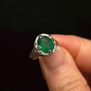 Art Deco-ring i 14 karat vitguld med grönt lim · Filigrandesign, storlek 5,5