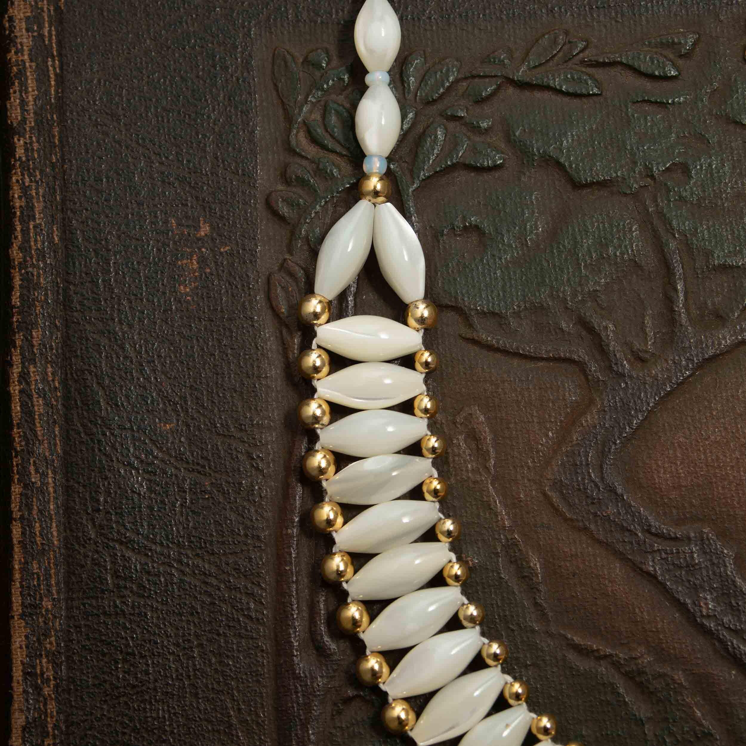 Collier Vintage Avec Perles D'opalines Et Bois - Broche Argenté - Occasion