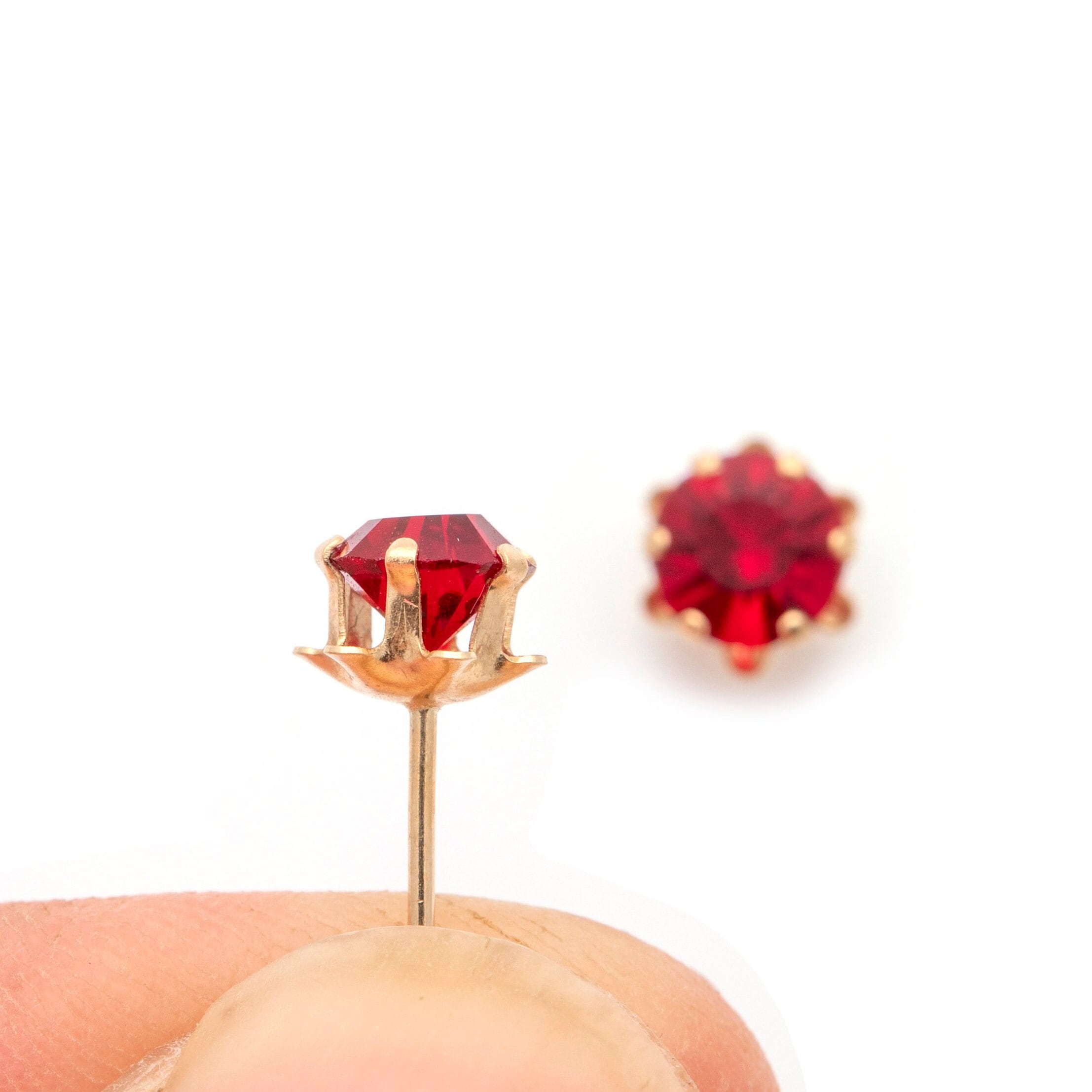 Gold stud earrings 2024 with red stone