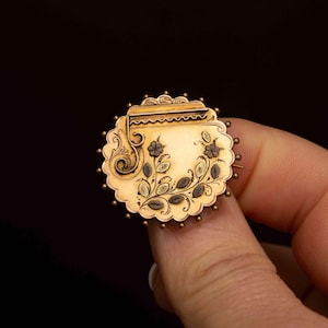 Broche vitoriano em ouro 9k: trepadeiras florais, trabalho em arame, bordas recortadas, 1890