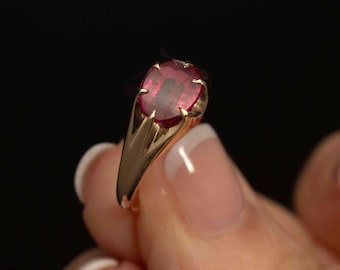 Vintage 14k Gold Ruby Ring with Flat Oval Stone and Pointed Prongs - Belcher Set