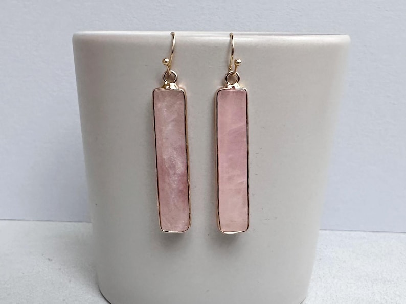 Örhängen i naturlig rosenkvarts, rektangulära örhängen, smycken med rosa ädelstenar, kvartskristall i guld bild 1