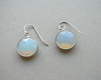 Boucles d'oreilles en opalite Boucles d'oreilles en argent opalite laiteuse Boucles d'oreilles rondes minimalistes Boucles d'oreilles en argent sterling Bijoux en opalite Pierre de naissance d'octobre