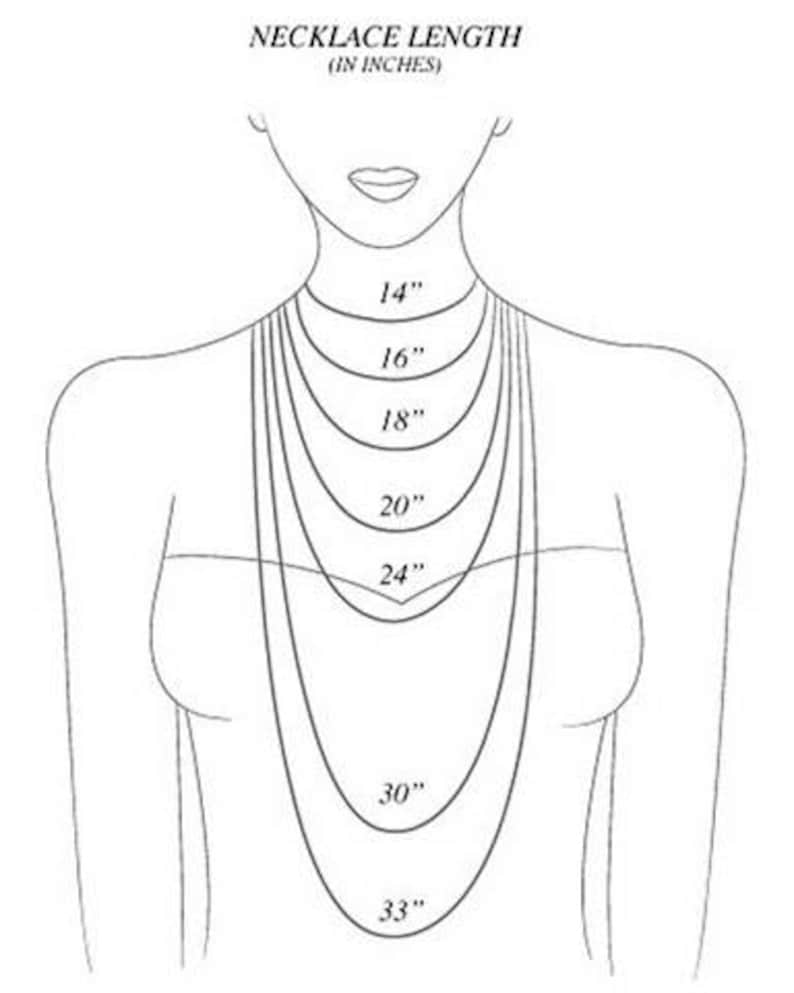 Pode incluir: Um desenho de linha a preto e branco de um torso exibindo v&aacute;rios comprimentos de colar. O texto NECKLACE LENGTH (IN INCHES) aparece no topo. Sete linhas curvas representam correntes rotuladas 14", 16", 18", 20", 24", 30" e 33".