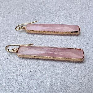 Örhängen i naturlig rosenkvarts, rektangulära örhängen, smycken med rosa ädelstenar, kvartskristall i guld bild 2