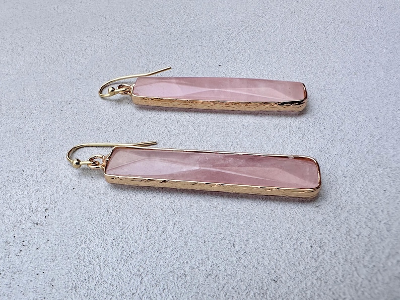 Örhängen i naturlig rosenkvarts, rektangulära örhängen, smycken med rosa ädelstenar, kvartskristall i guld bild 2
