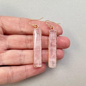 Örhängen i naturlig rosenkvarts, rektangulära örhängen, smycken med rosa ädelstenar, kvartskristall i guld bild 4
