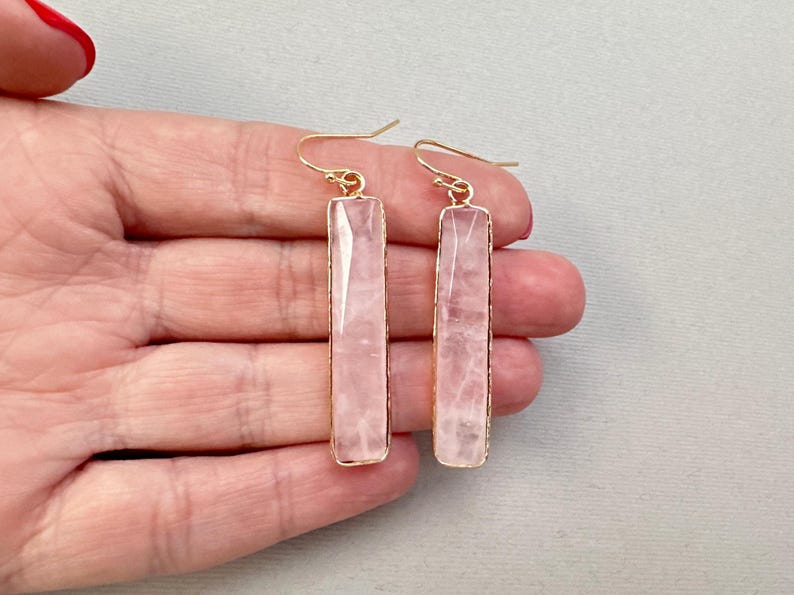 Örhängen i naturlig rosenkvarts, rektangulära örhängen, smycken med rosa ädelstenar, kvartskristall i guld bild 4
