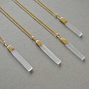 Selenite Necklace Gold Layering Necklace Raw Selenite Healing Crystal Pendant Necklaces for Women Gift Gold Plated Natural Selenite Jewelry