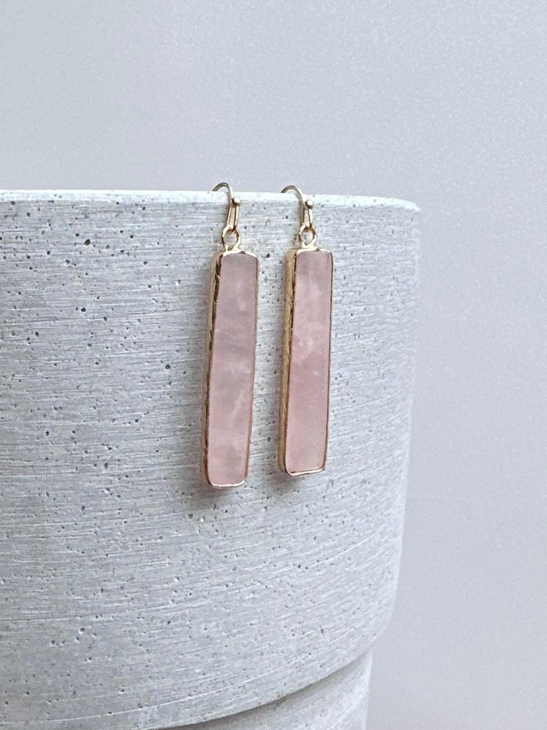 Örhängen i naturlig rosenkvarts, rektangulära örhängen, smycken med rosa ädelstenar, kvartskristall i guld bild 8