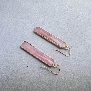Örhängen i naturlig rosenkvarts, rektangulära örhängen, smycken med rosa ädelstenar, kvartskristall i guld bild 9