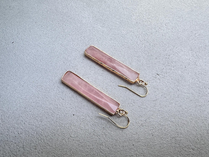 Örhängen i naturlig rosenkvarts, rektangulära örhängen, smycken med rosa ädelstenar, kvartskristall i guld bild 9