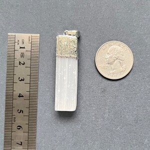 Selenithalsband Silverfärgat lagerhalsband Rå selenit Läkande kristaller Hänge Försilvrad Naturlig selenit Rå sten Smycken bild 7