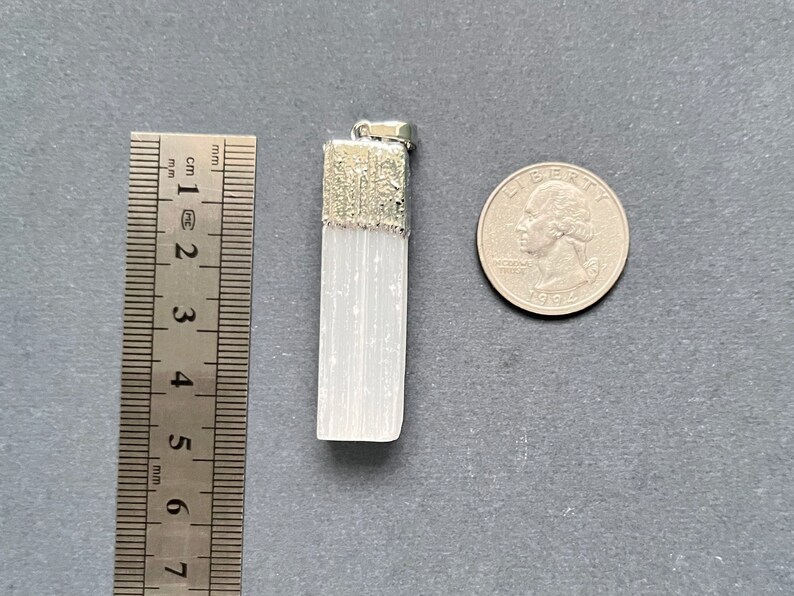 Selenithalsband Silverfärgat lagerhalsband Rå selenit Läkande kristaller Hänge Försilvrad Naturlig selenit Rå sten Smycken bild 7