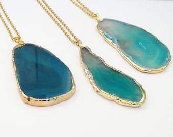 Collana con fetta di agata blu, ciondolo in agata blu scuro, regalo per donna, collana con pietre preziose, ciondolo in pietra, collana lunga con ciondolo in oro, pietra