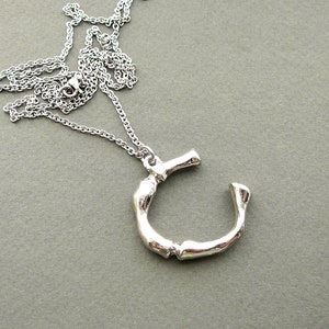 Collar con inicial C Collar con letras de bambú plateadas para mujer Regalo Collar con inicial grande en tono plateado Collar con colgante de inicial de bambú de gran tamaño