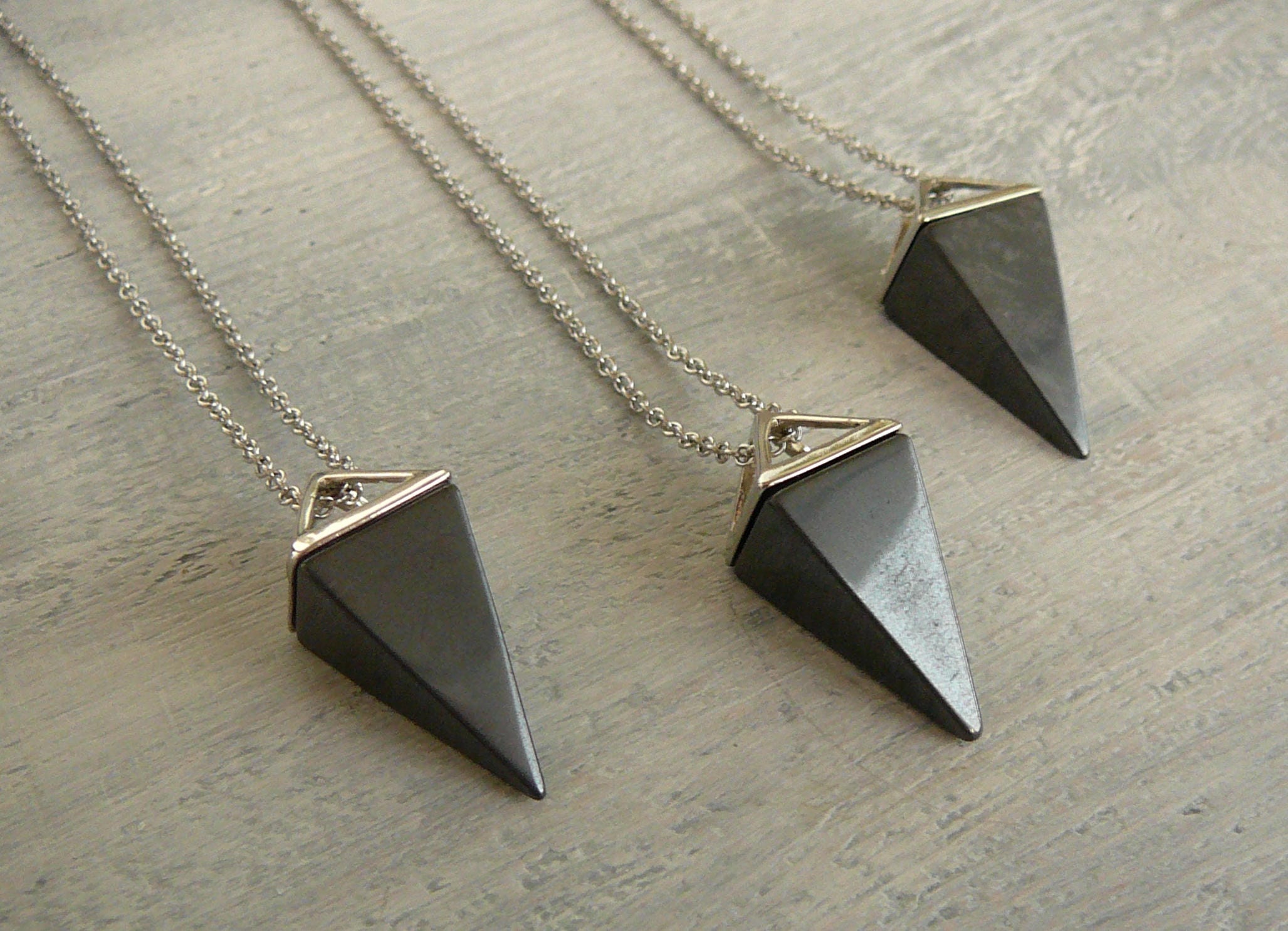 Pendentif Hématite En Forme De Pyramide Argentée - Collier Chakra - Neuf Avec étiquettes France Minéraux