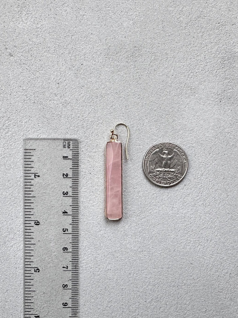 Örhängen i naturlig rosenkvarts, rektangulära örhängen, smycken med rosa ädelstenar, kvartskristall i guld bild 5