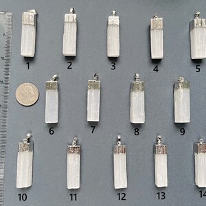Selenithalsband Silverfärgat lagerhalsband Rå selenit Läkande kristaller Hänge Försilvrad Naturlig selenit Rå sten Smycken bild 4