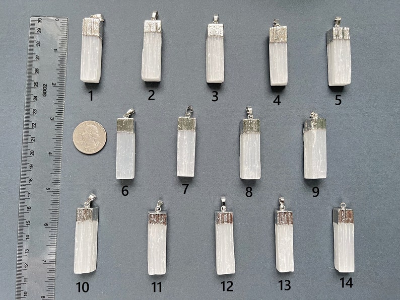 Selenithalsband Silverfärgat lagerhalsband Rå selenit Läkande kristaller Hänge Försilvrad Naturlig selenit Rå sten Smycken bild 4