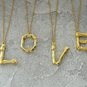 Collar con inicial grande para mujer, collar con letras grandes, colgante con inicial de bambú chapado en oro, collares con letras doradas, joyería personalizada
