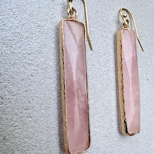 Örhängen i naturlig rosenkvarts, rektangulära örhängen, smycken med rosa ädelstenar, kvartskristall i guld bild 6