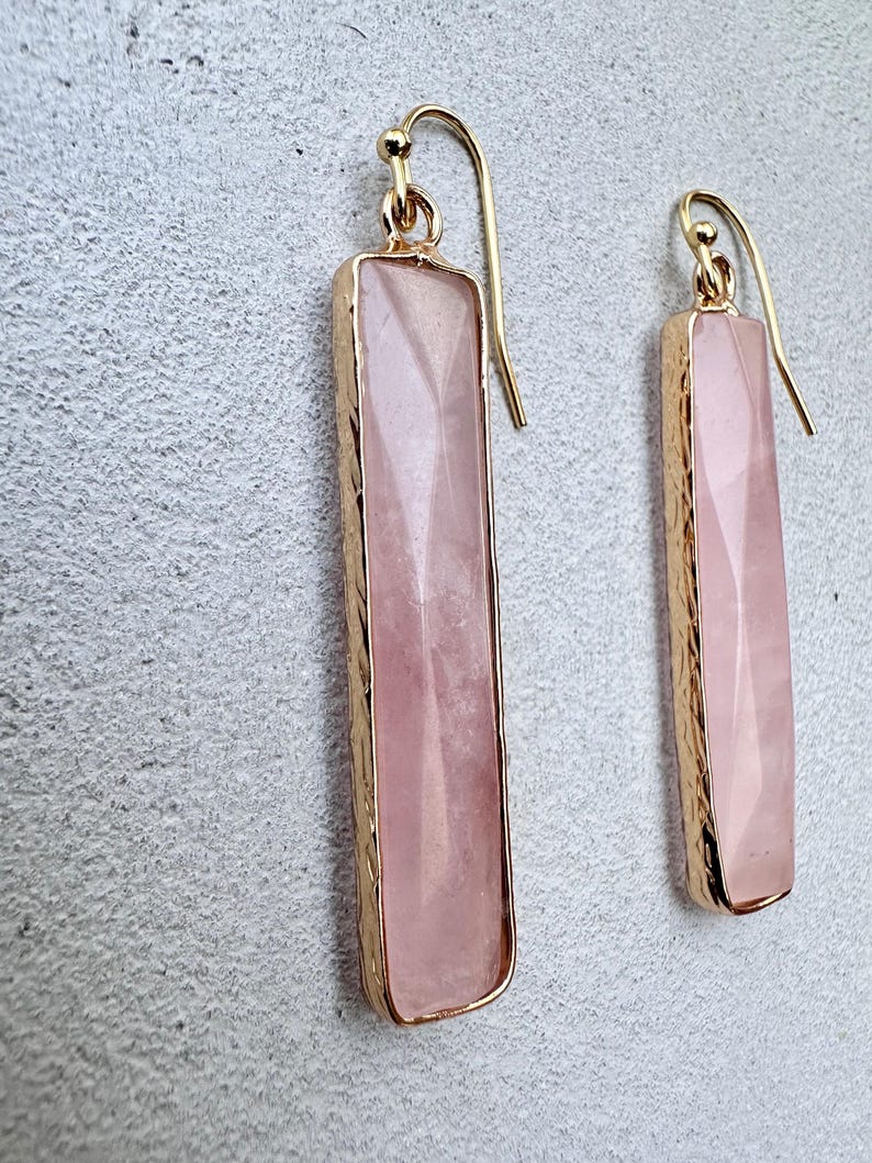 Örhängen i naturlig rosenkvarts, rektangulära örhängen, smycken med rosa ädelstenar, kvartskristall i guld bild 6
