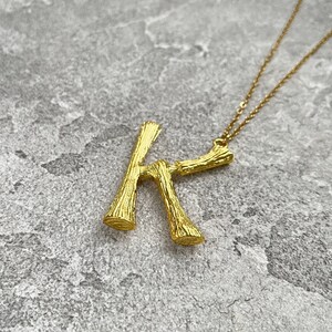 Collar con inicial grande, collar con letra extragrande de bambú, collar con colgante de inicial de oro, collares con letras grandes, joyería personalizada para mujer