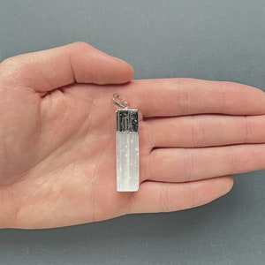 Selenithalsband Silverfärgat lagerhalsband Rå selenit Läkande kristaller Hänge Försilvrad Naturlig selenit Rå sten Smycken bild 8